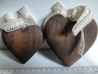 Hjärtan i trä med spets (Stor)