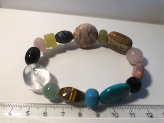 Armband med blandade stenar på gummiband